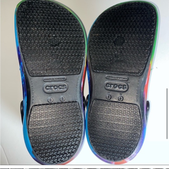 CROCS tie dye “Bistro Graphic Clog” in size Woman’s 8 or Mens 6. - Picture 5 of 5